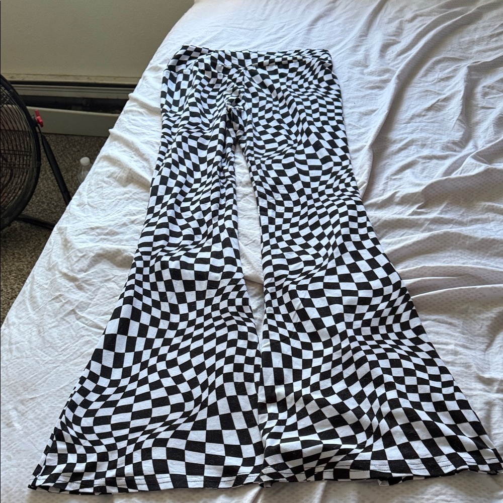 No boundaries black and white pattern leggings. Size L in juniors